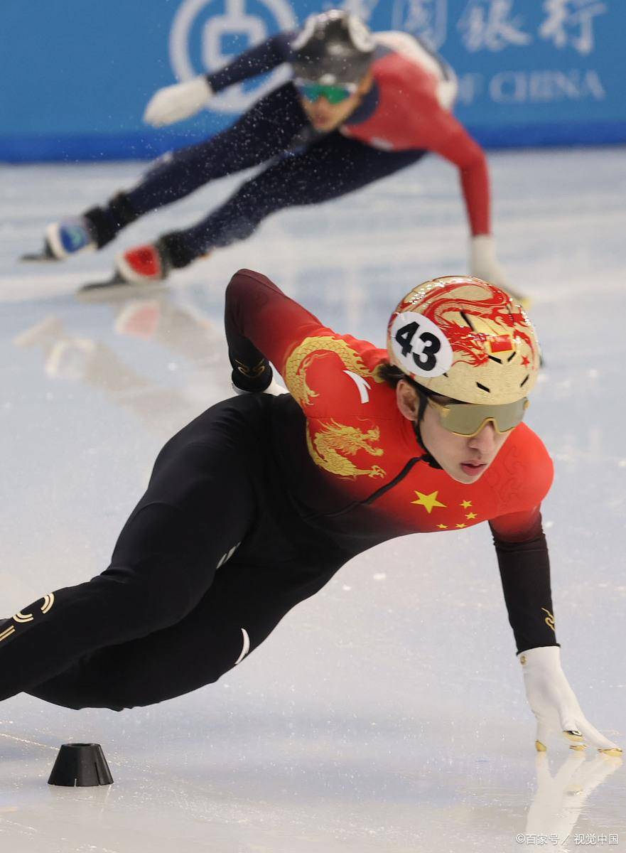 短道速滑选手在比赛中实现逆袭