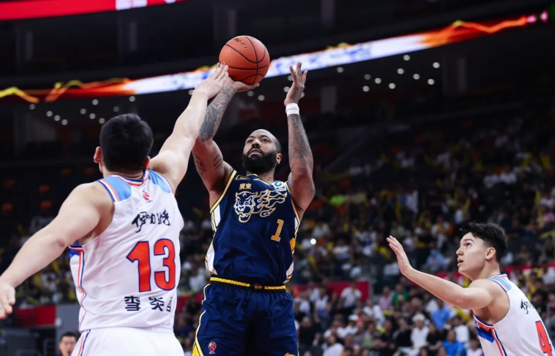 世俱杯决赛-比赛中关键球员发挥稳定，助球队实现反超