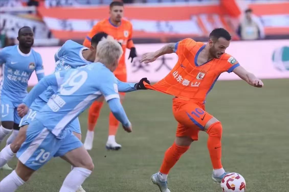 比赛中关键球员发挥稳定，助球队实现反超