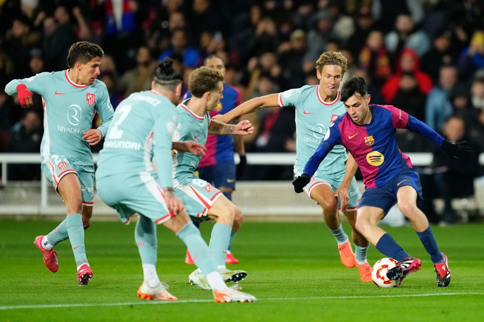 世俱杯官网-足球比赛关键之战，球员展现出色发挥