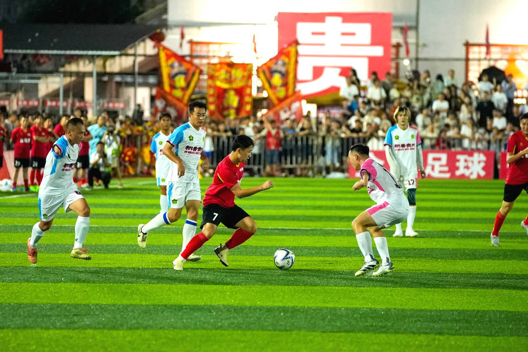 足球比赛关键之战，球员展现出色发挥