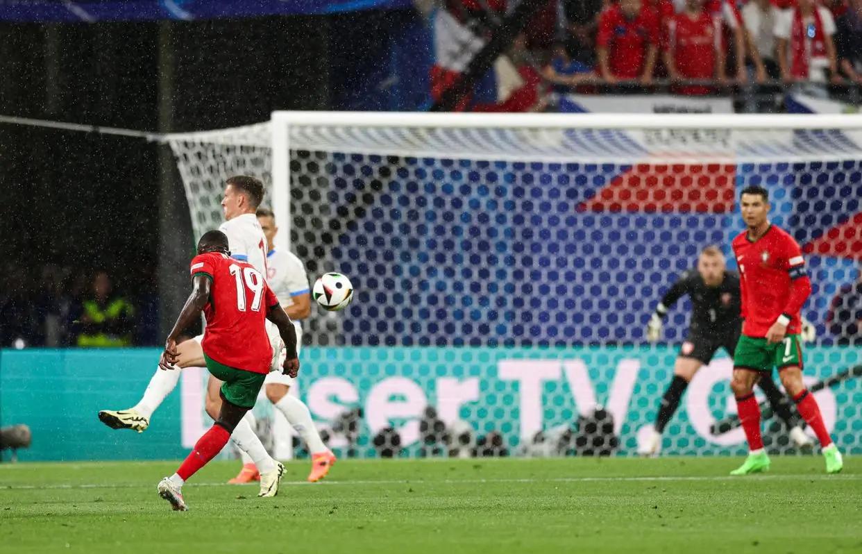 葡萄牙队在欧预赛半决赛中逆转击败英格兰