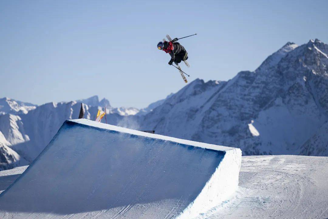 世俱杯时间-滑雪项目上北欧选手实现完美滑行
