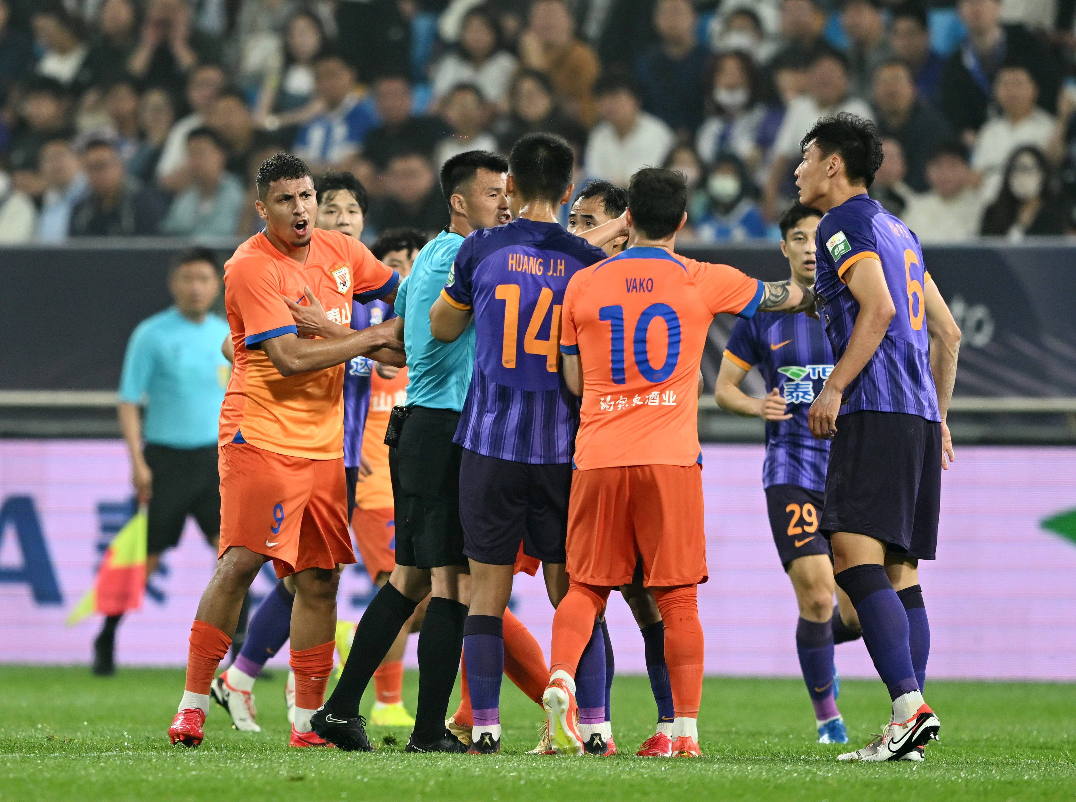 中超赛场上的对决让球迷热血沸腾