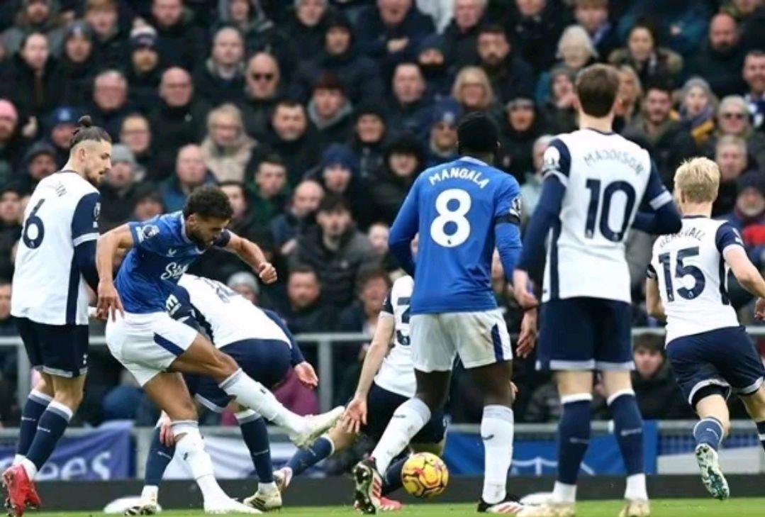 布莱顿客场不敌曼联，保级形势严峻