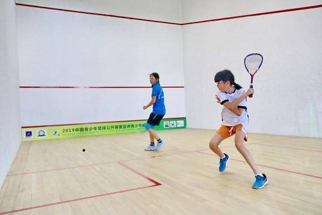 壁球选手瞬间爆发，打出高水准比赛