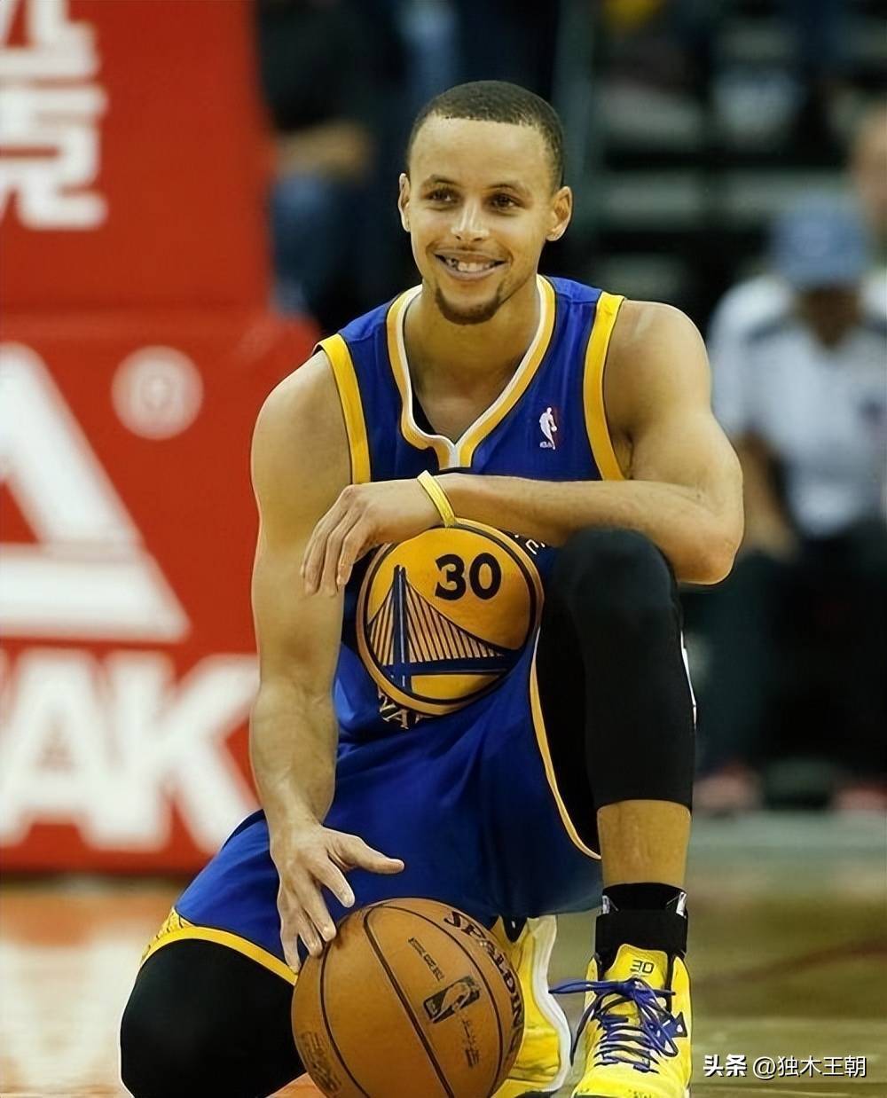 美国篮球巨星库里继续刷新纪录，成为焦点