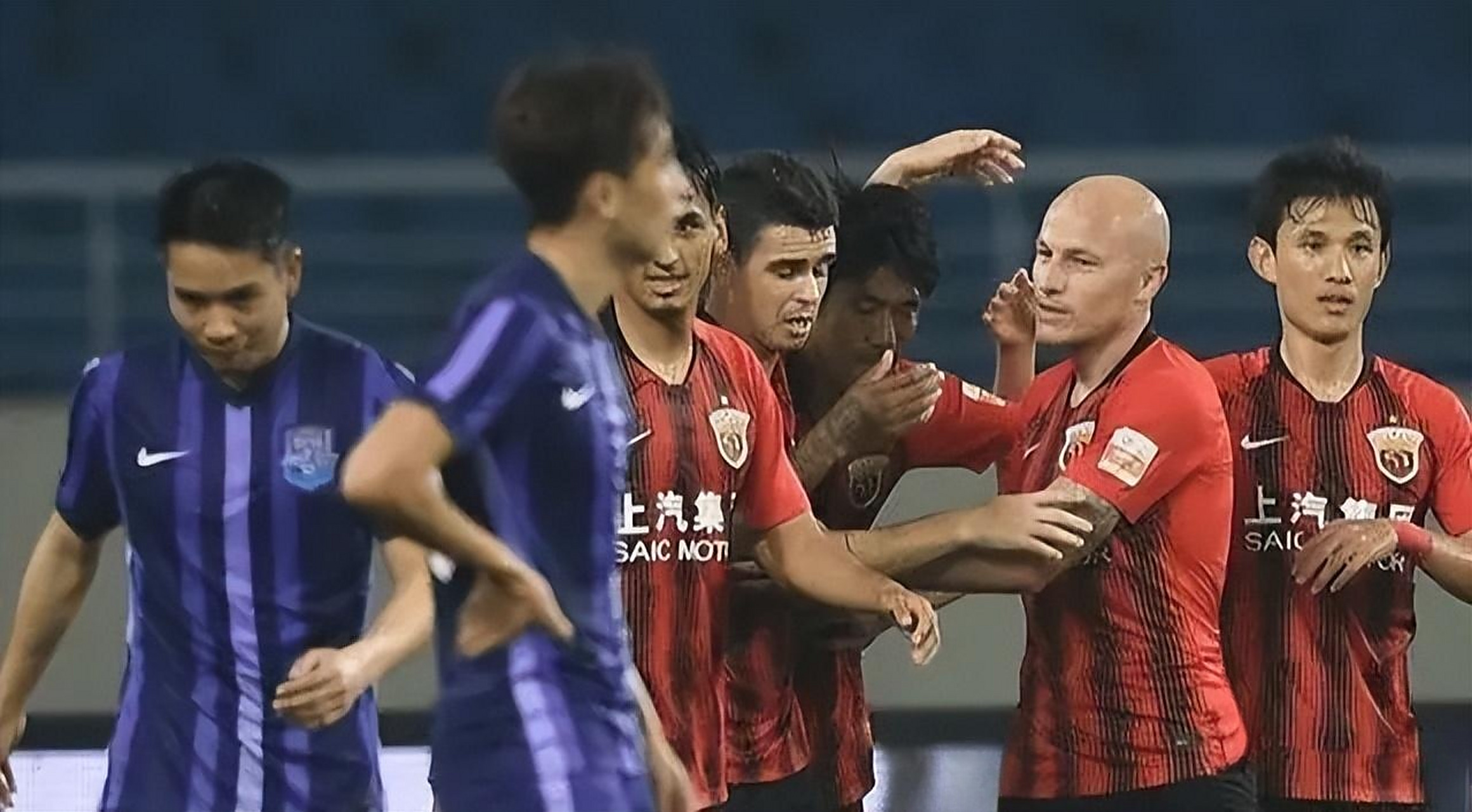 世俱杯直播-篮球比赛因裁判判罚争议，球员情绪失控