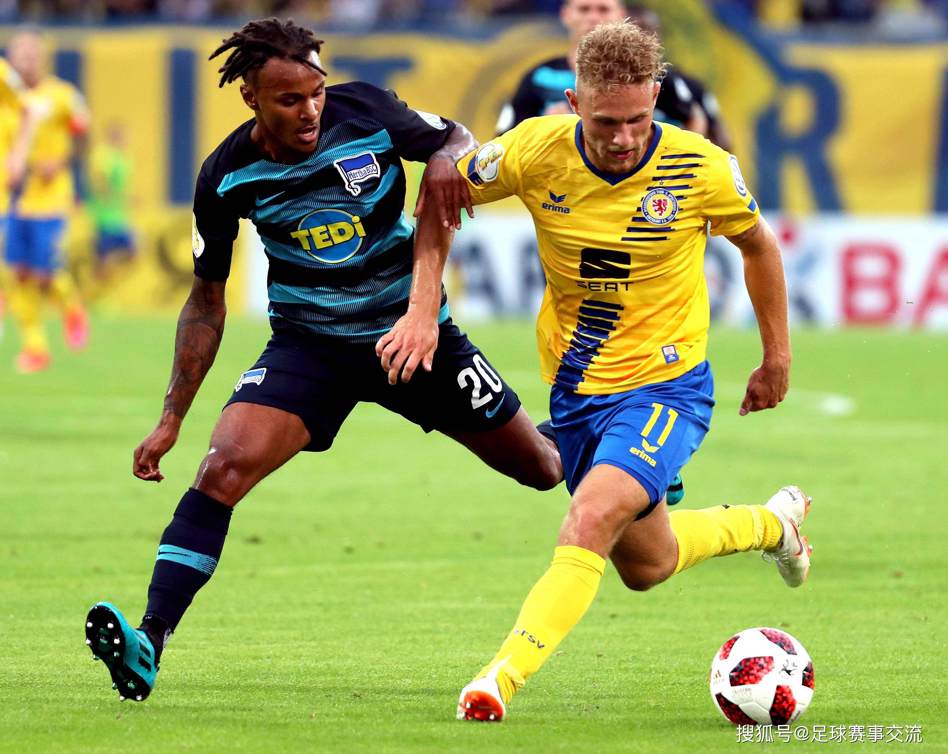 包含精彩纷呈的比赛场面揭示了球队之间的激烈竞争的词条