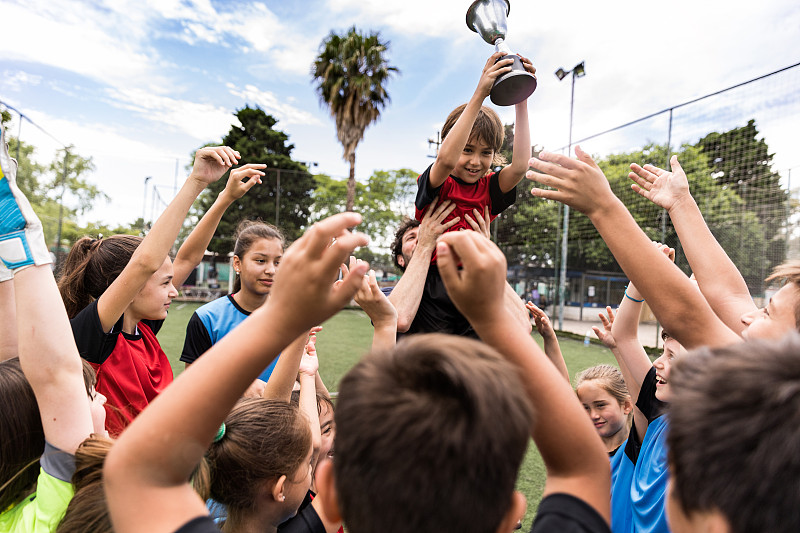 激烈足球比拼场面火爆，争取胜利的意志坚定