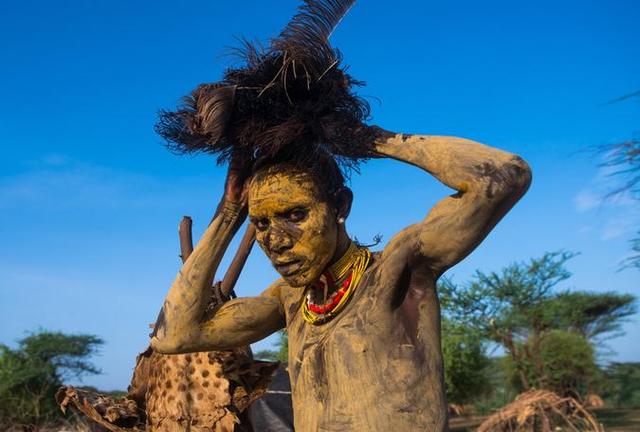 世俱杯直播-埃塞俄比亚田径选手飞驰赛场，夺魁成功
