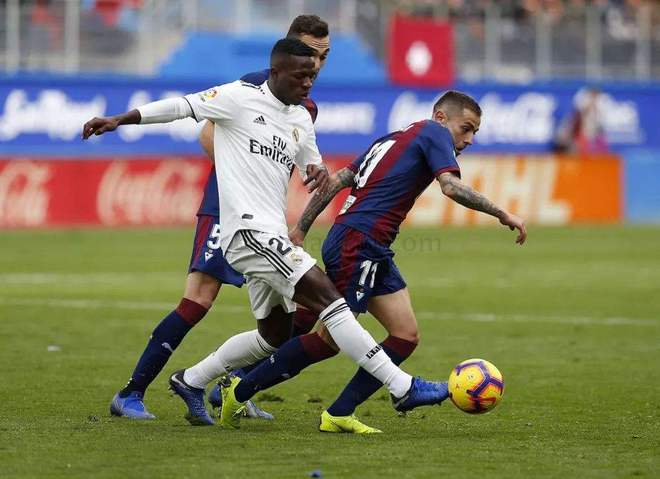 关于沙尔克战平对手，保持不败纪录的信息