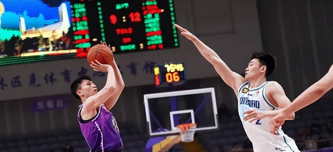 世俱杯决赛-比赛期间发生激烈对抗：球员拼尽全力取胜