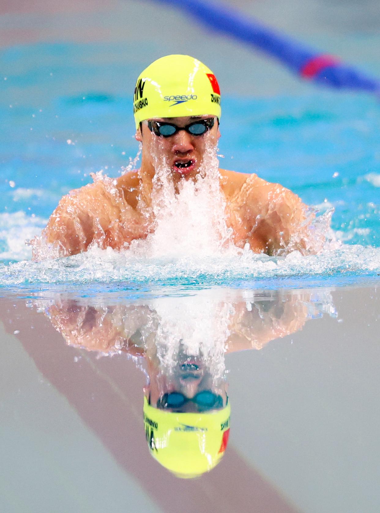 世俱杯参赛资格-游泳项目选手轮番上场，赛场燃爆