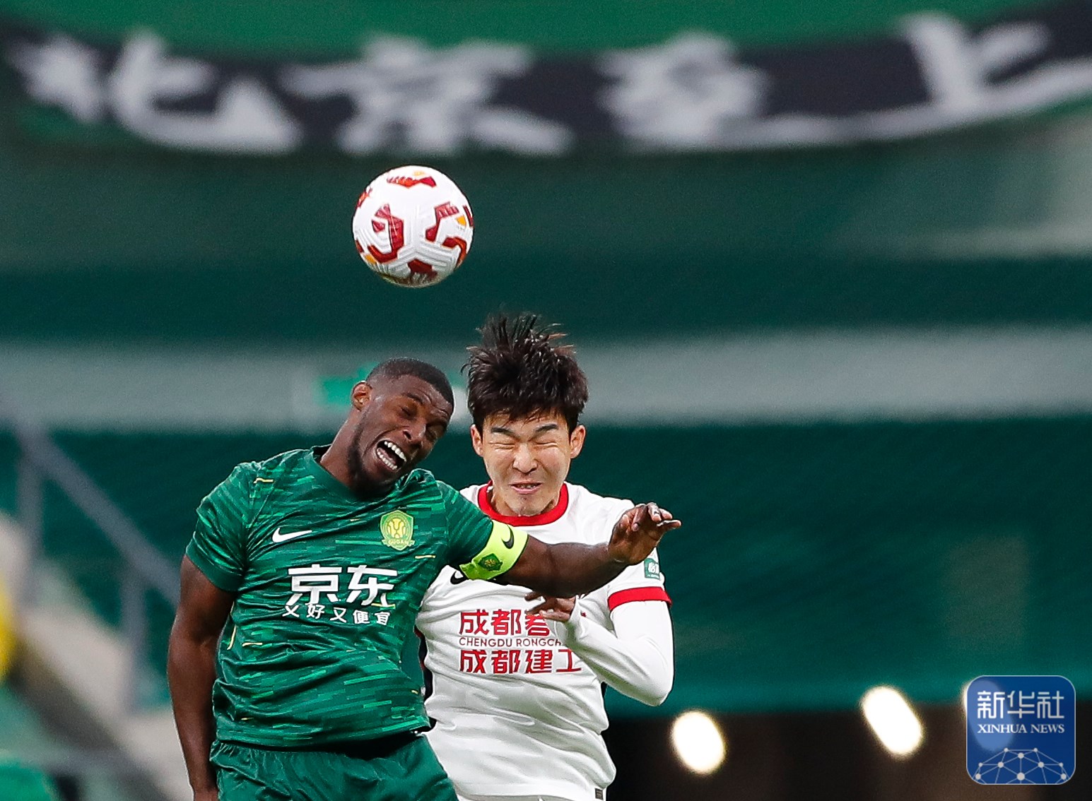 国内足球场上疯狂激战，球队斗志昂扬展现实力！的简单介绍