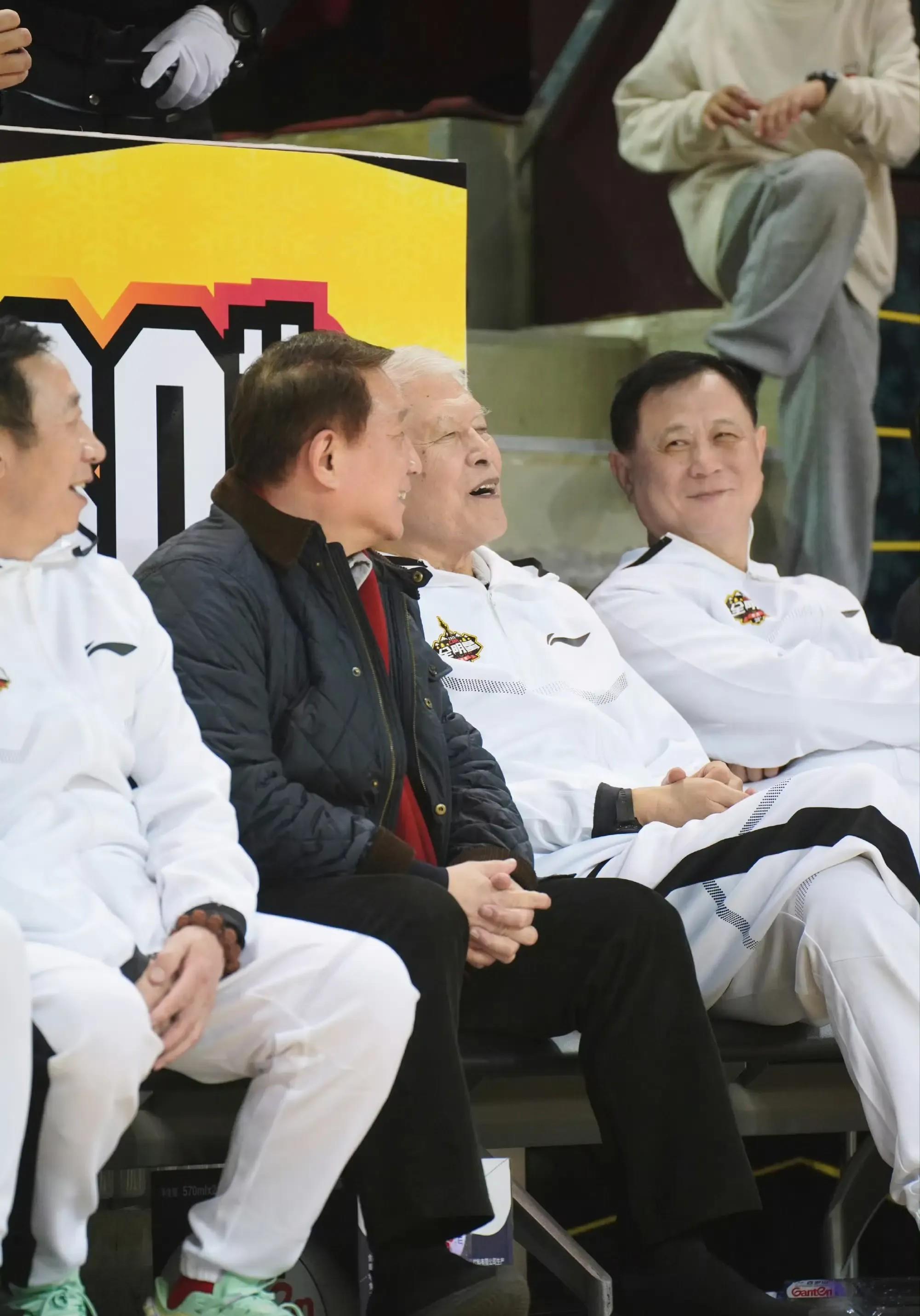 篮球官方封授名宿荣誉称号，回顾辉煌历程