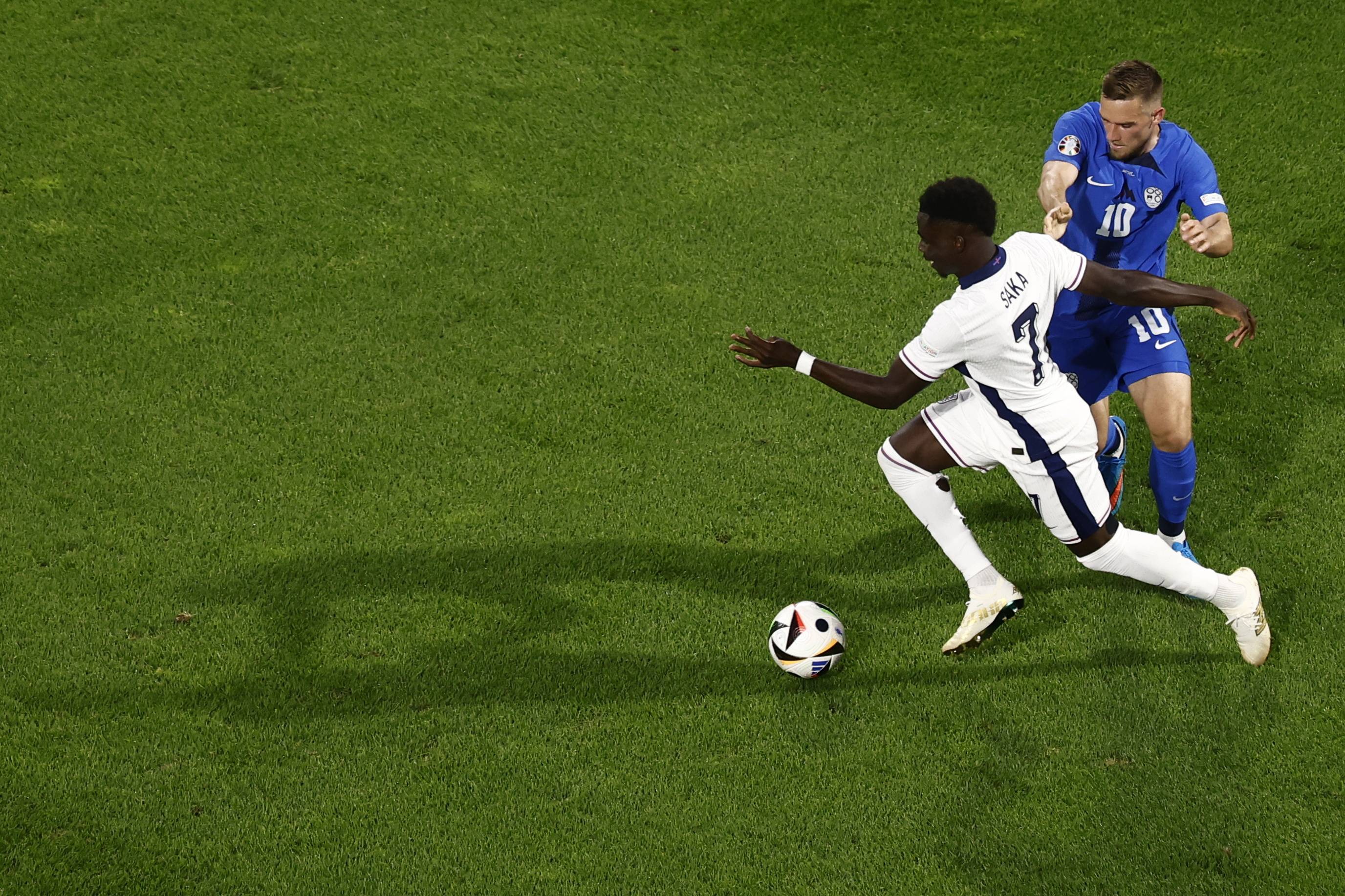 足球领域的精彩比赛吸引众多观众热切关注