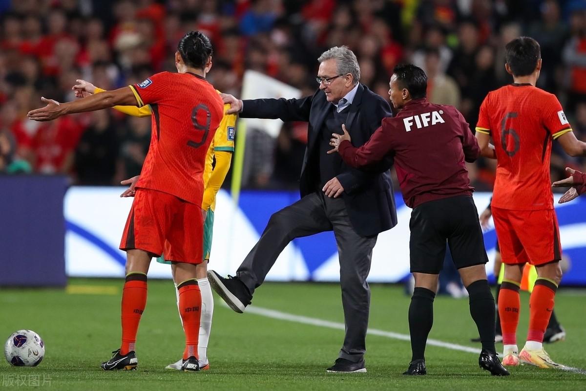 令人热血沸腾的足球比赛中发生了一幕幕惊喜的简单介绍