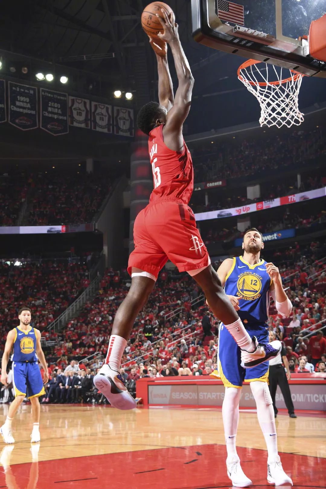 世俱杯参赛资格-火箭中锋卡佩拉赛前晕倒，被紧急送医的简单介绍