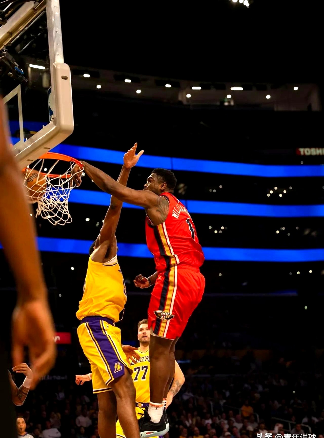 篮球比赛场上波澜不断，球员表现令人惊叹！