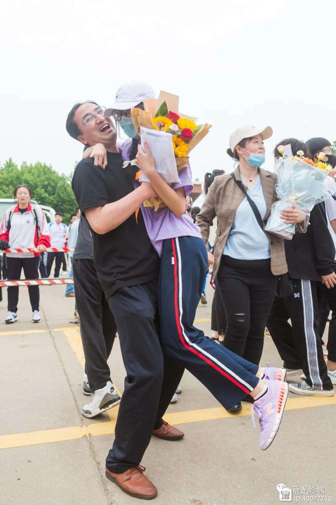 决胜瞬间：胜利花环洒满灿烂笑容的简单介绍