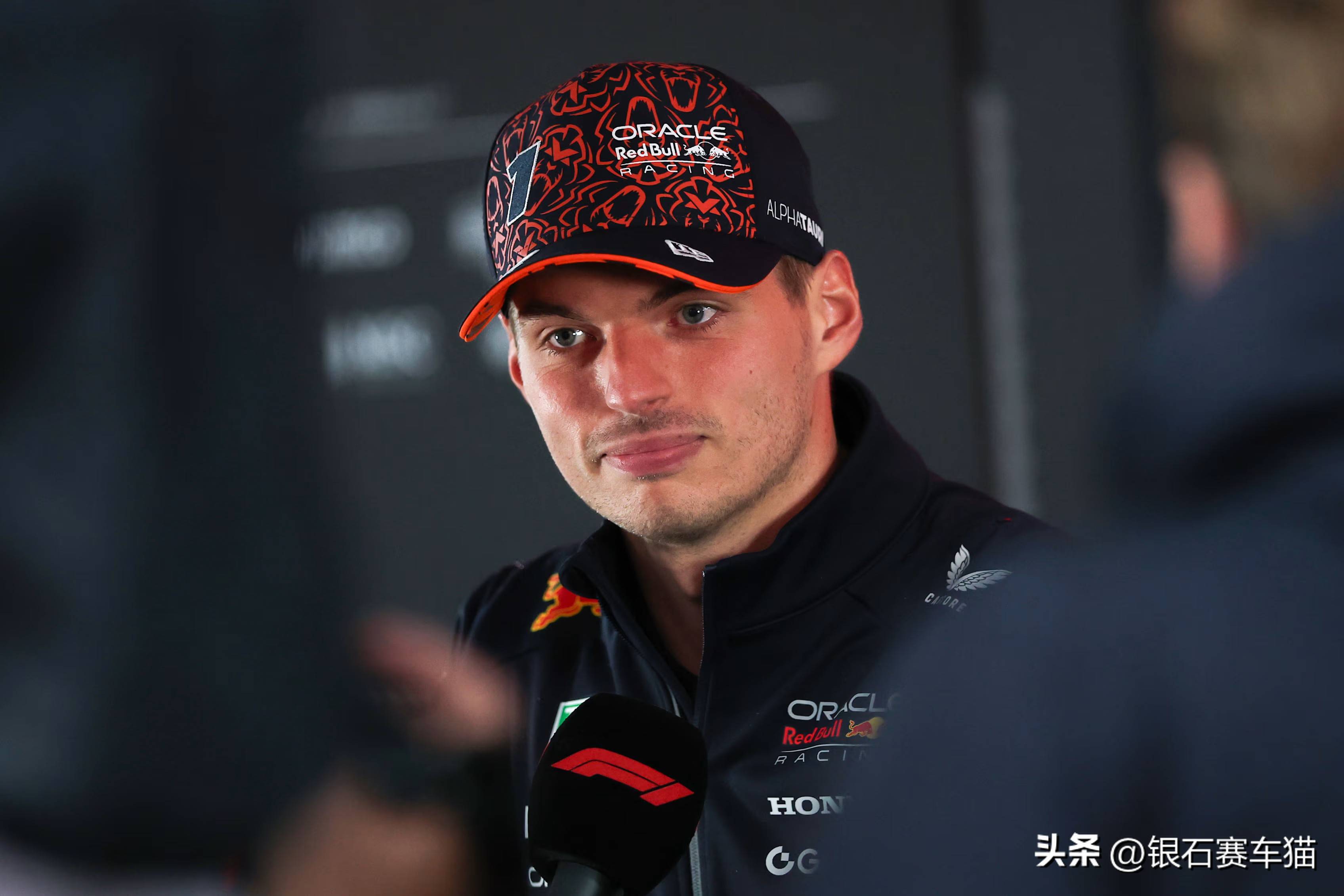 包含红牛车队鏖战红牛二队，维斯塔潘刷新纪录的词条