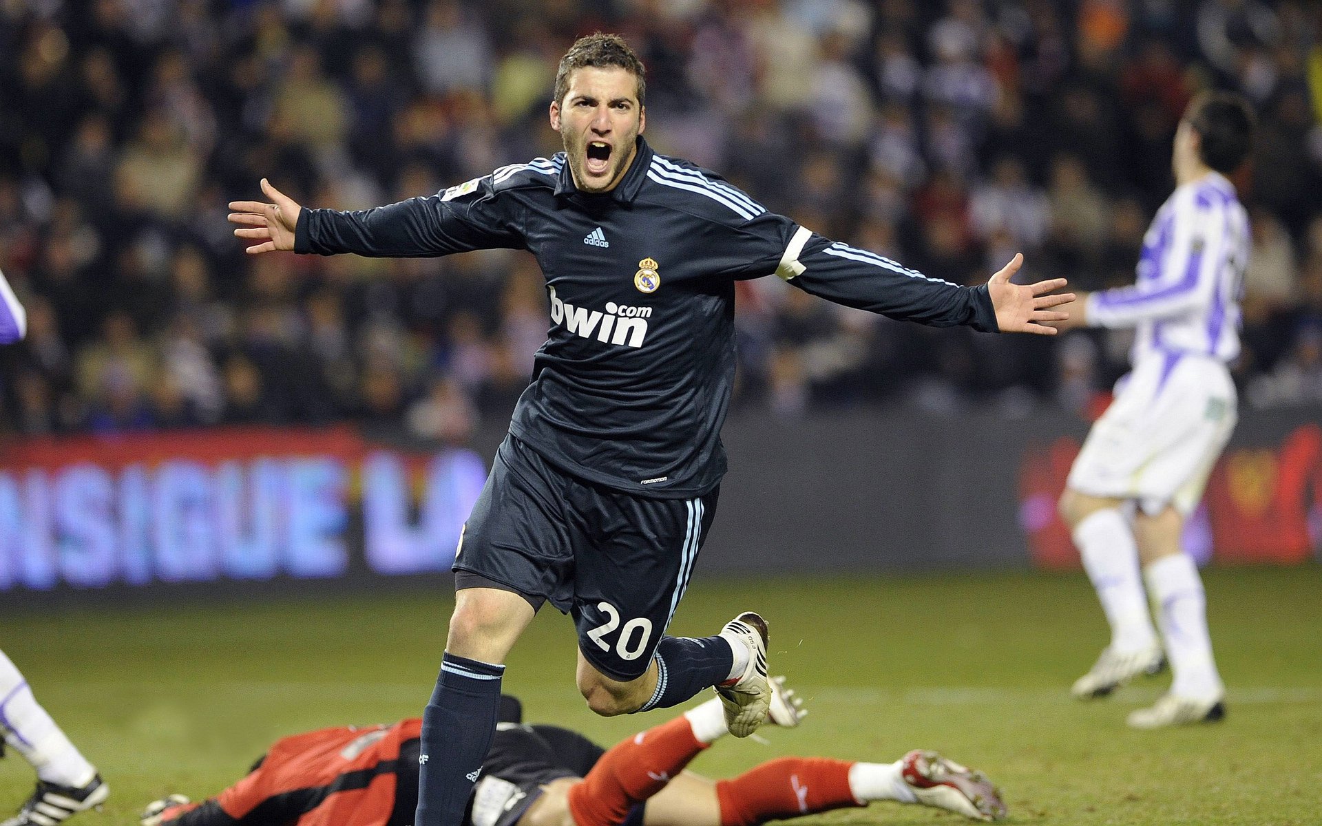 血脉贲张与精准收割，两种胜利美学的体育启示